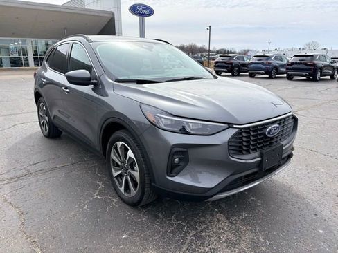 Used 2025 Ford Escape Platinum image 9