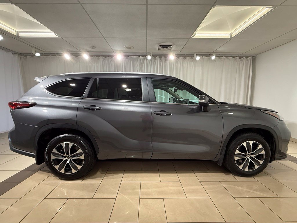 Used 2025 Toyota Highlander XLE AWD/4WD image 6