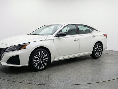 Used 2025 Nissan Altima 2.5 SV FWD image 3