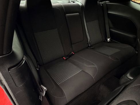 Used 2015 Dodge Challenger SXT image 18