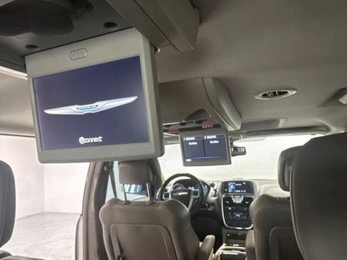 Used 2015 Chrysler Town & Country Limited Platinum FWD image 23