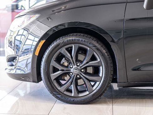 Used 2019 Chrysler Pacifica Touring Plus w/ S Appearance Package FWD image 8