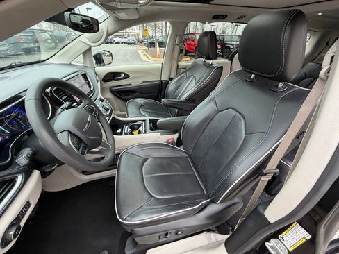 Certified 2024 Chrysler Pacifica Limited image 22