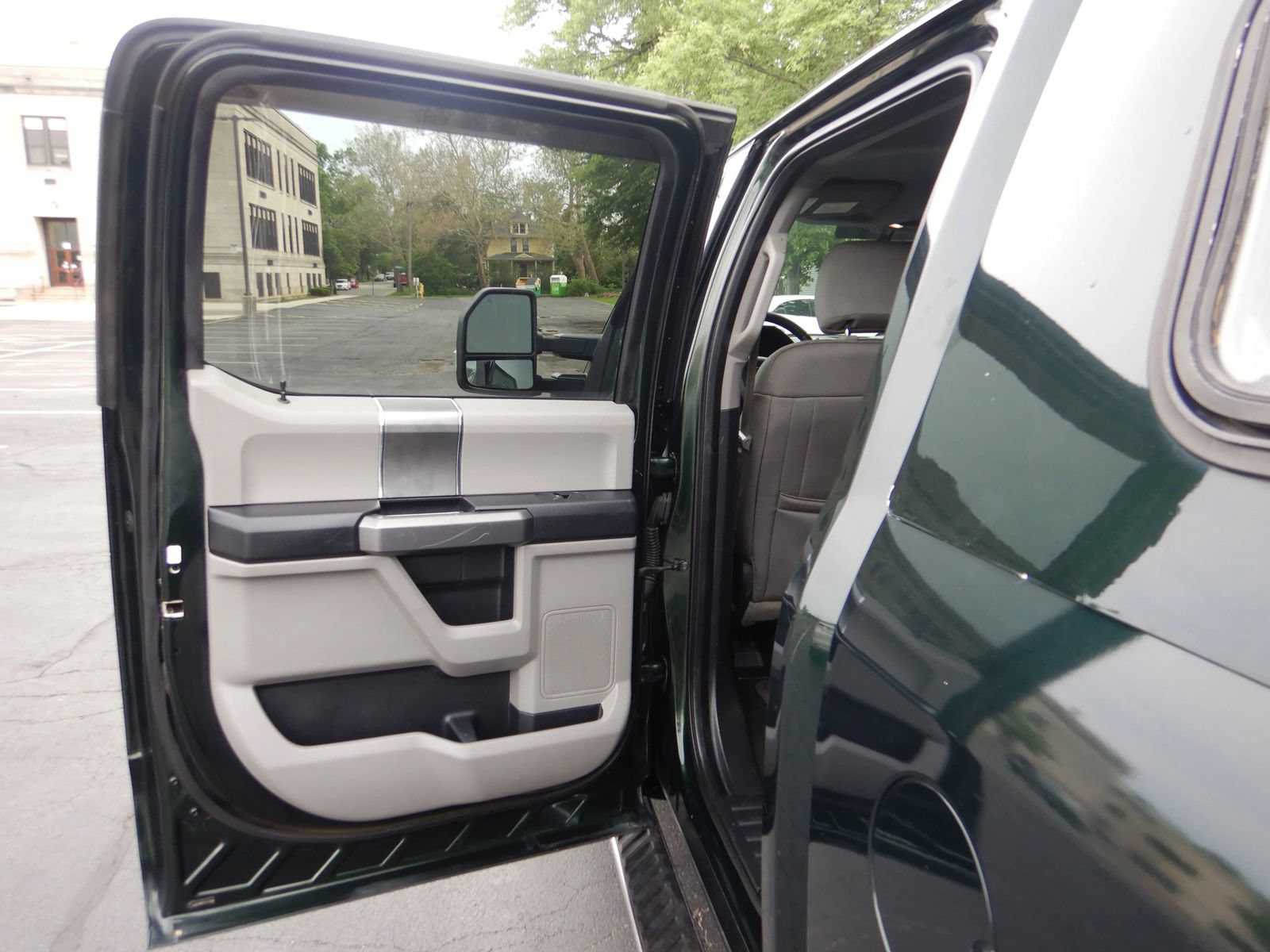 Used 2015 Ford F150 XLT w/ Equipment Group 302A Luxury AWD/4WD image 17