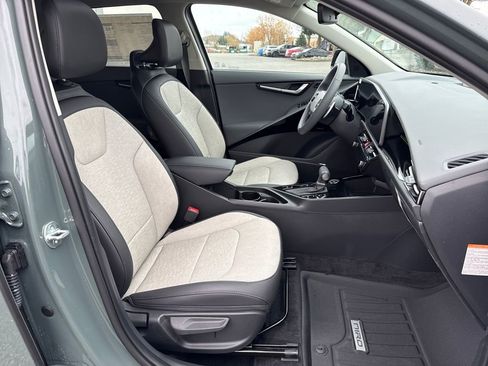 New 2025 Kia Niro SX Touring image 12