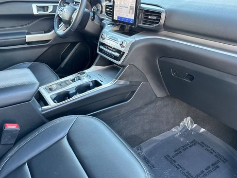 Used 2022 Ford Explorer XLT w/ Equipment Group 202A image 17