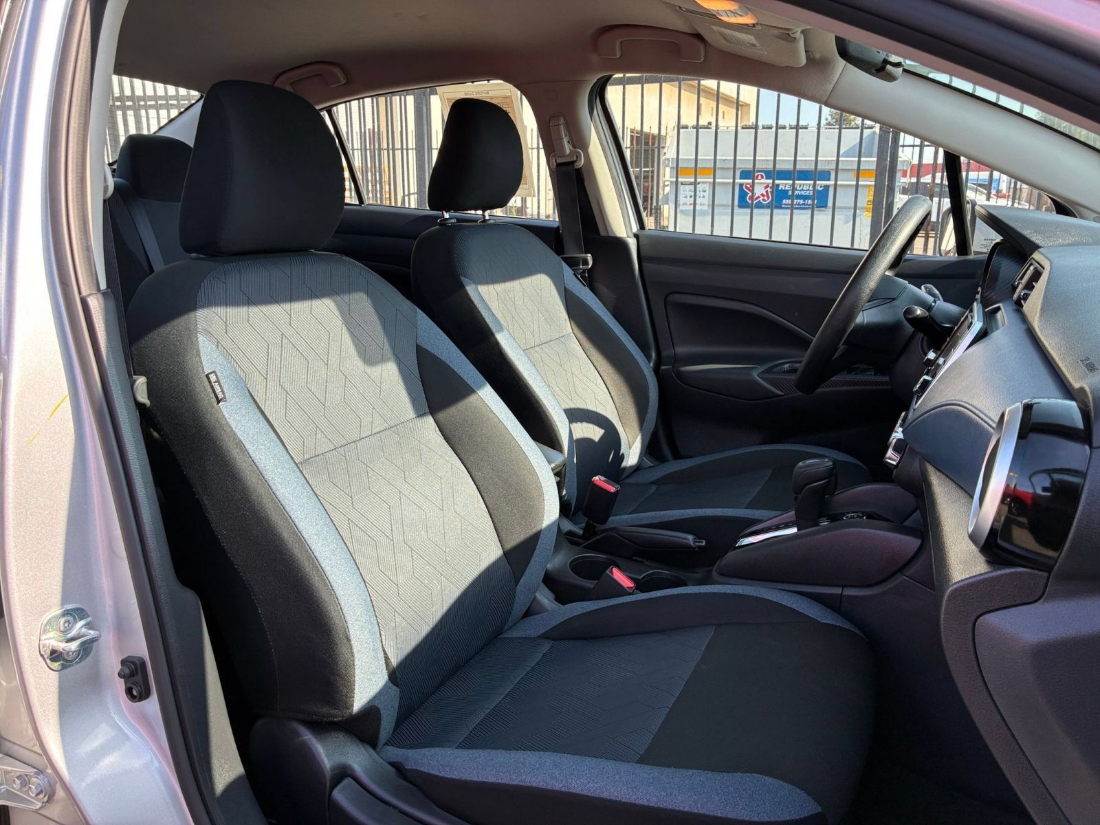 Used 2025 Nissan Versa SV FWD image 33