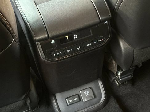 Used 2024 Toyota Highlander Limited image 30
