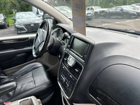 Used 2013 Chrysler Town & Country Touring FWD image 18