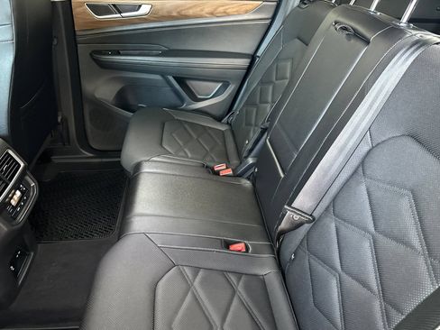 Used 2025 Volkswagen Atlas SE FWD image 12