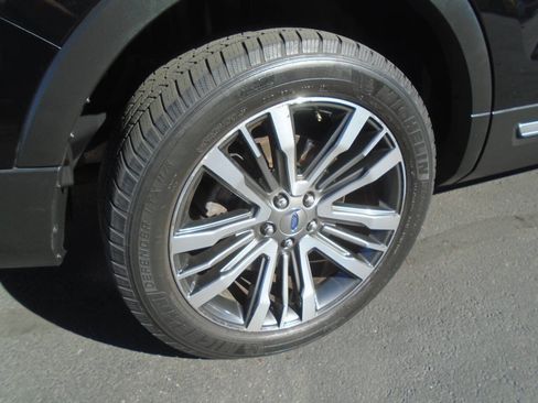 Used 2017 Ford Explorer Platinum image 22