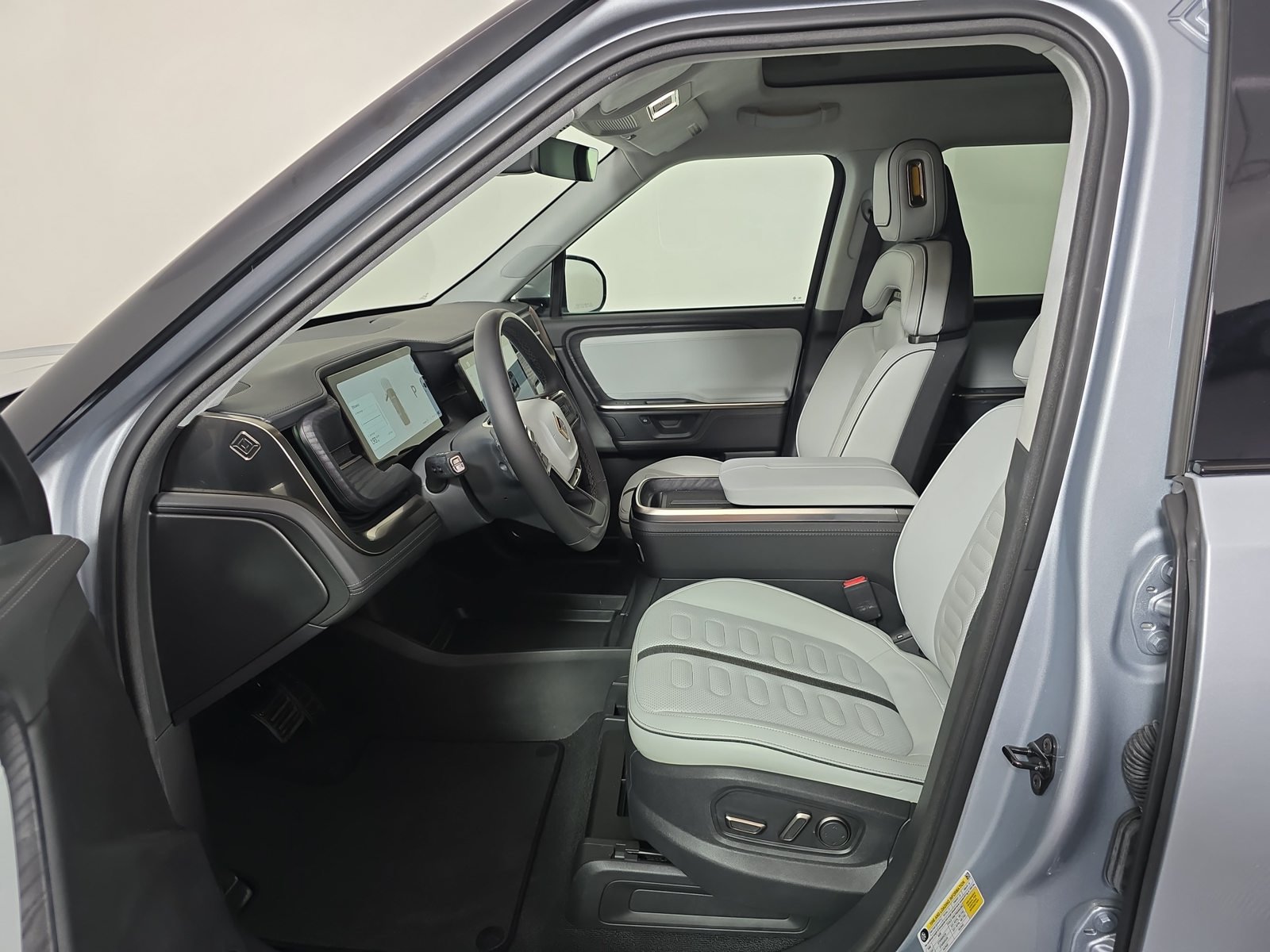 Used 2025 Rivian R1S Adventure Dual AWD/4WD image 20