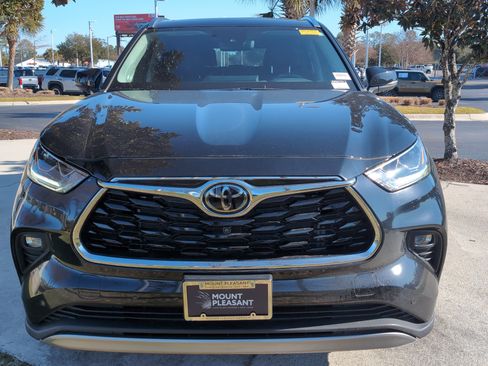 Used 2024 Toyota Highlander Platinum image 3