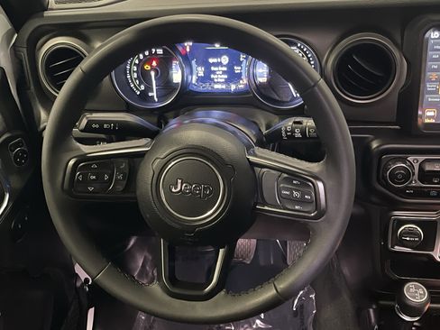Used 2023 Jeep Wrangler Unlimited AWD/4WD image 17