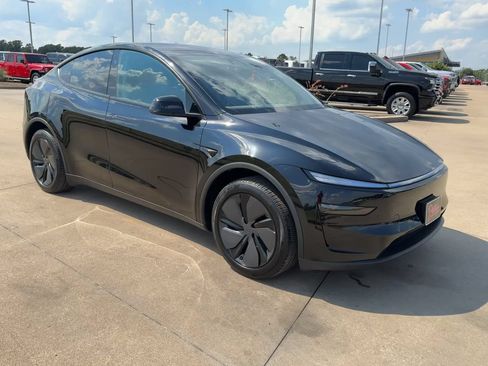 Used 2026 Tesla Model Y Long Range RWD image 3