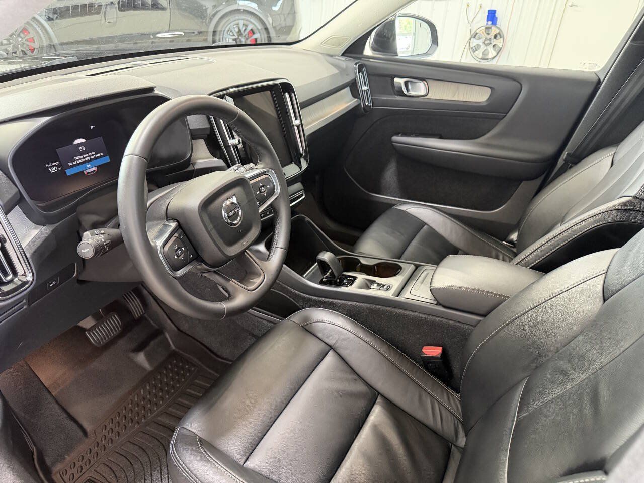 Used 2023 Volvo XC40 B4 Core FWD image 8