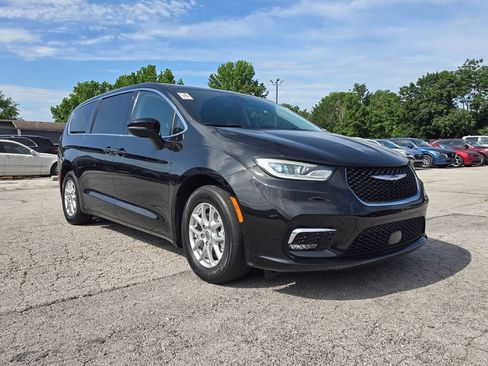 Used 2023 Chrysler Pacifica Touring-L FWD image 1