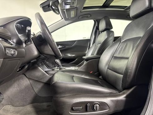 Used 2018 Chevrolet Malibu Hybrid w/ Leather Package FWD image 11