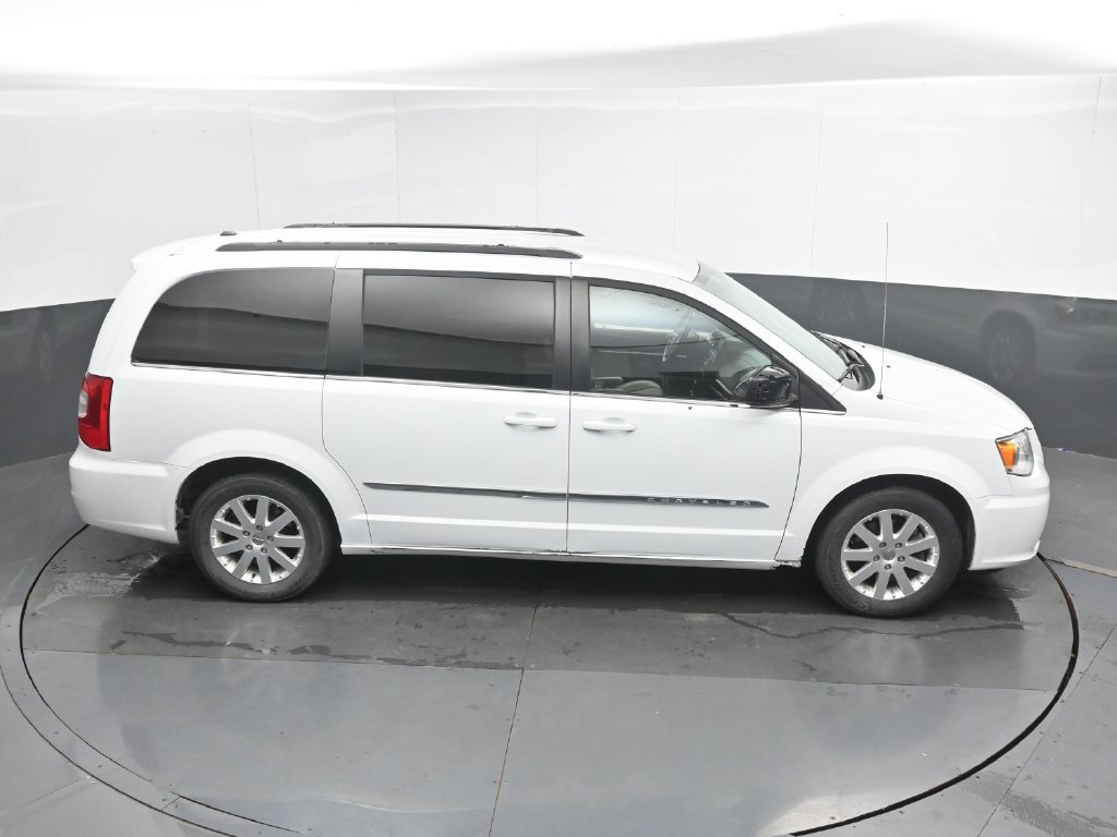 Used 2016 Chrysler Town & Country Touring FWD image 31