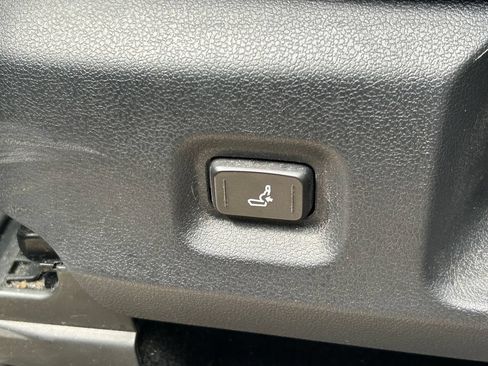 Used 2024 Toyota Tacoma SR5 AWD/4WD image 23