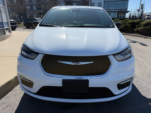 Used 2024 Chrysler Pacifica Touring-L image 2