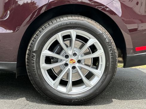 Certified 2025 Porsche Macan AWD/4WD image 30