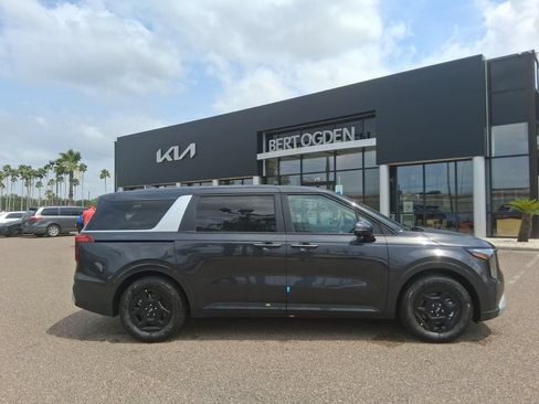 Used 2026 Kia Carnival FWD image 3
