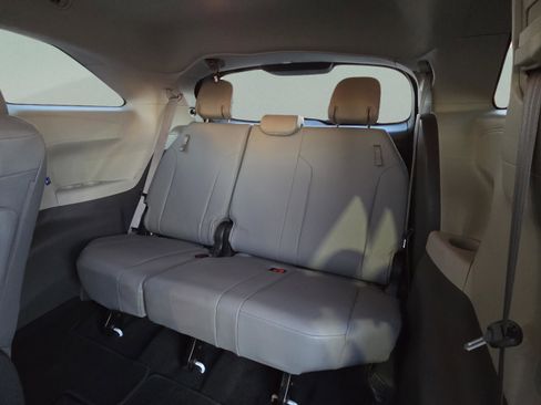 Used 2021 Toyota Sienna XLE image 12