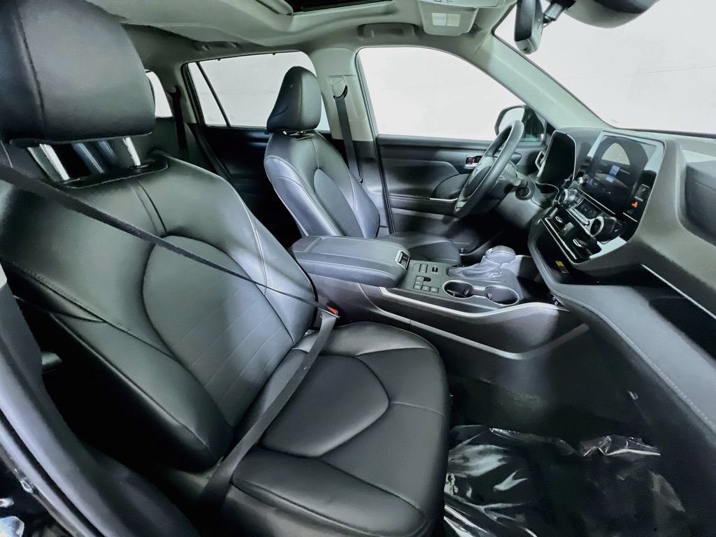 Used 2025 Toyota Highlander XLE AWD/4WD image 26