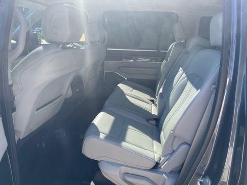 Used 2023 Jeep Wagoneer 4WD w/ Premium Group I image 19