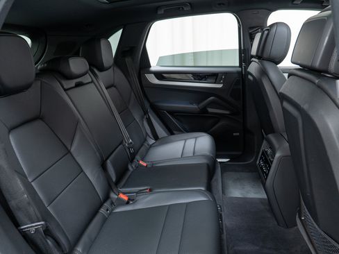 Used 2025 Porsche Cayenne AWD/4WD image 27