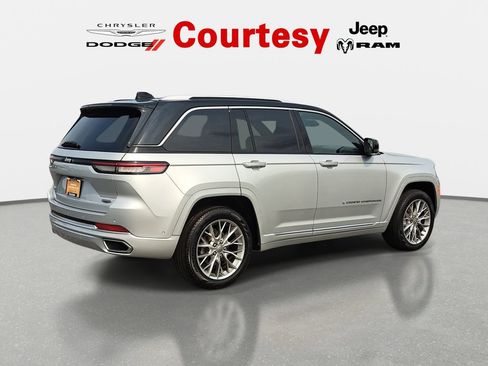 Certified 2022 Jeep Grand Cherokee Summit w/ Luxury Tech Group V AWD/4WD image 3