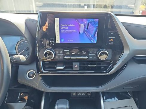 Used 2024 Toyota Highlander LE image 23