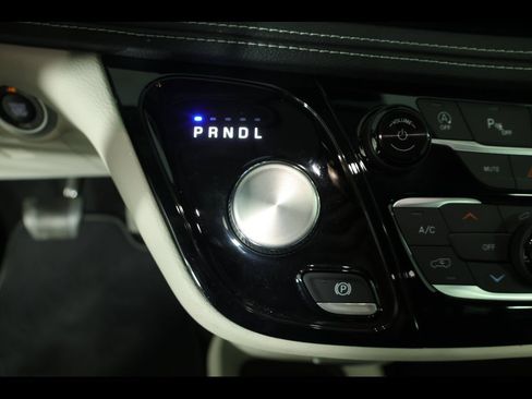 Used 2022 Chrysler Pacifica Touring-L image 28