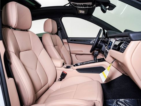 Certified 2025 Porsche Macan image 15