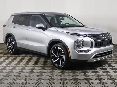 Used 2024 Mitsubishi Outlander SE image 2