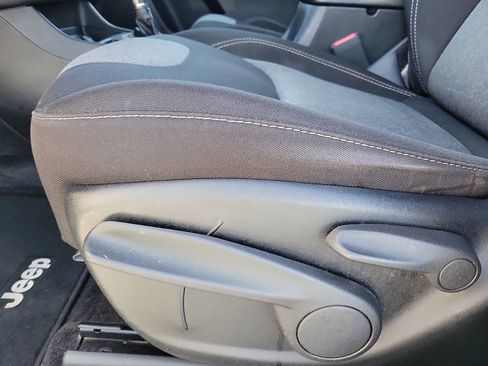 Used 2018 Jeep Cherokee Latitude image 12