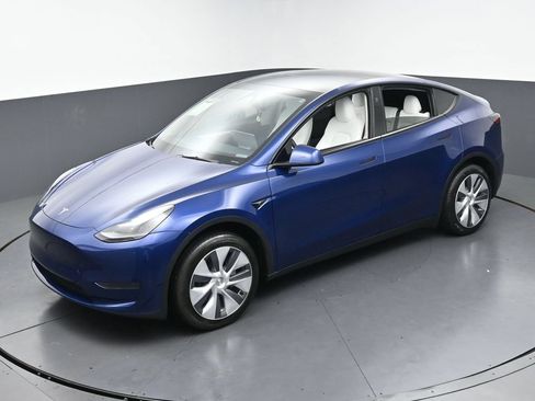 Used 2024 Tesla Model Y 2WD image 40