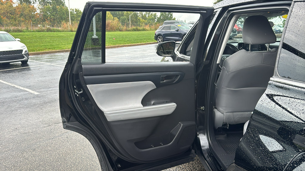 Used 2022 Toyota Highlander LE AWD/4WD image 28