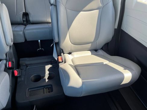 Used 2023 Toyota Sienna XLE FWD image 35