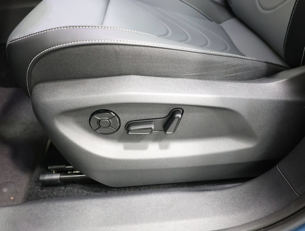 Used 2025 Volkswagen Tiguan SE AWD/4WD image 14