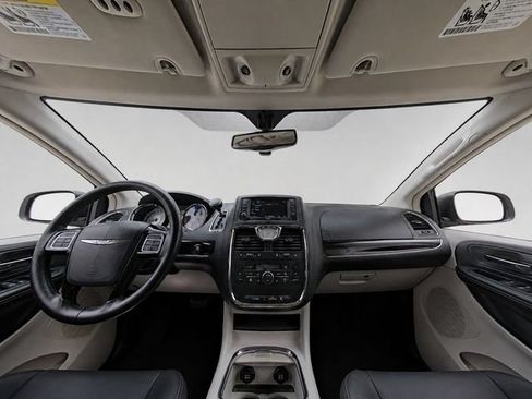 Used 2016 Chrysler Town & Country Limited FWD image 11