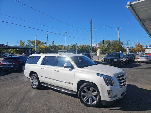 Used 2017 Cadillac Escalade ESV Luxury image 5