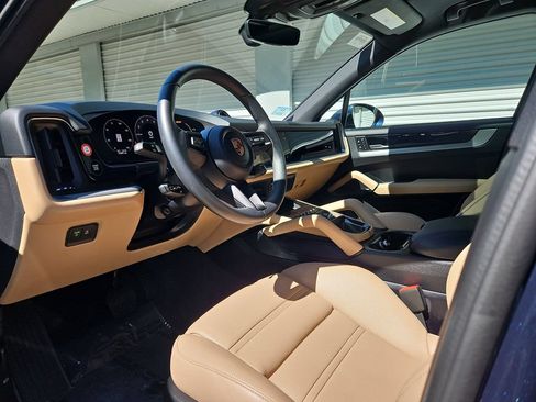Certified 2025 Porsche Cayenne E-Hybrid AWD/4WD image 4