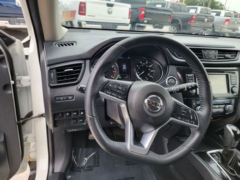 Used 2020 Nissan Rogue SV FWD image 14