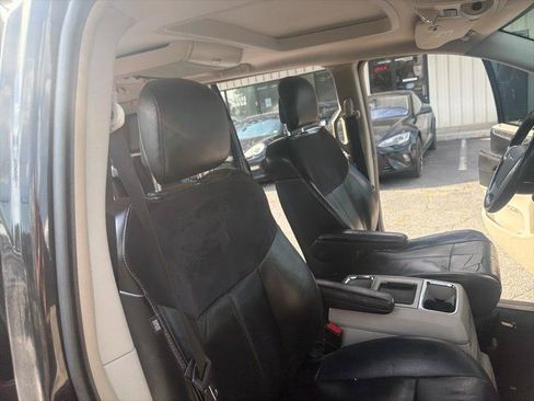 Used 2014 Chrysler Town & Country Limited w/ Luxury Group FWD image 19