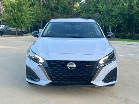 Used 2024 Nissan Altima 2.5 SR w/ SR Premium Package FWD image 2