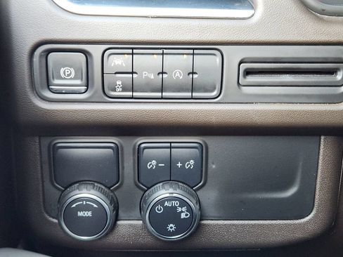 Used 2024 Chevrolet Suburban LT RWD image 22