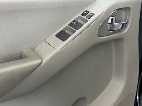 Used 2010 Nissan Frontier SE RWD image 13