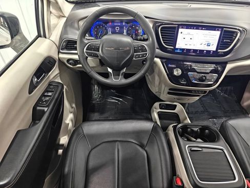 Used 2024 Chrysler Pacifica Touring-L FWD image 4